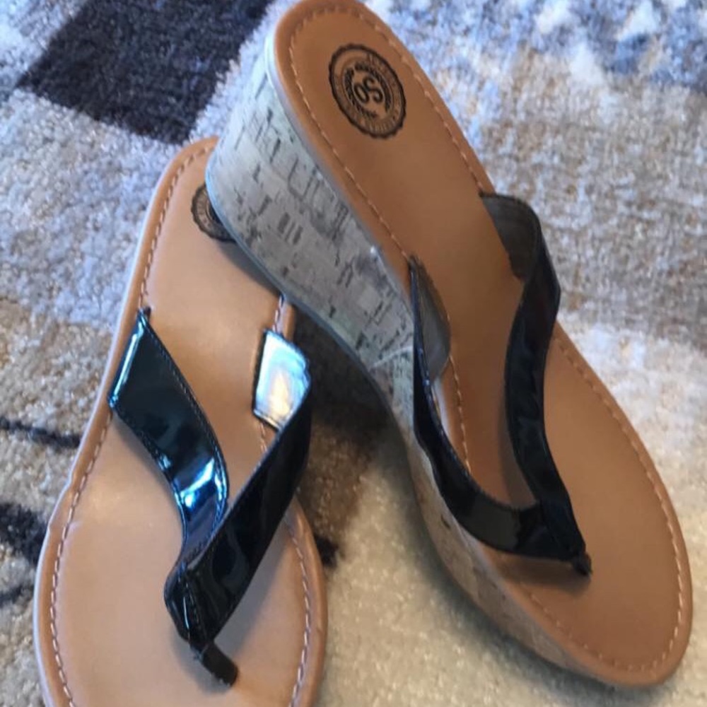 Wedge with black strap